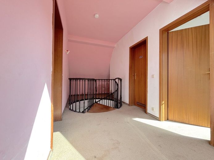 Raum für Neues: 3-Zimmer Maisonettewohnung im Zentrum – Treppenaufgang