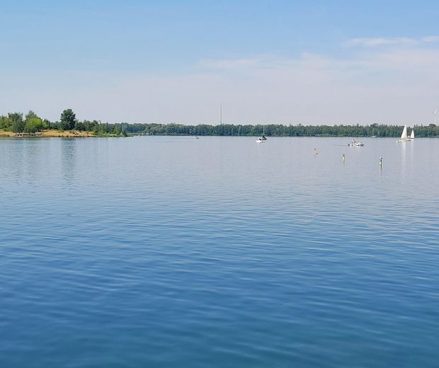 ERSTBEZUG – Traum am Cospudener See: 2-Raum-Wohnung mit Sonnenbalkon, EBK und TG-Stellplatz – Cospudener See