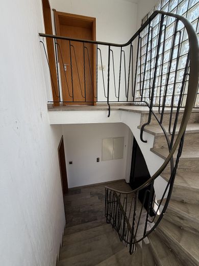 Doppelhaushälfte auf 531 m² Grundstück – vielseitig nutzbar & ruhig gelegen – Treppenhaus EG und OG