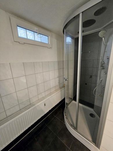 Investment property: Listed apartment building with potential – Dusche Souterrainwohnung