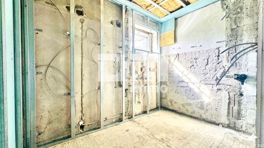 (R)eserviert!Teilsaniertes 1 - 2 Familienhaus + Fertige Projektierung auf großem Grundstück – EG Raum teilsaniert