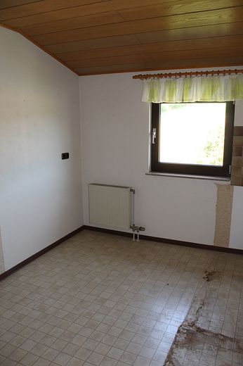 Zweifamilien-Wohnhaus in der Kleinstadt Leun im Lahn-Dill-Kreis. Der Kaufpreis ist verhandelbar. – OG Küche 2