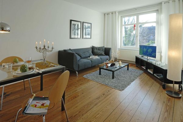 Appartement ancien de 2 pièces avec balcon – entièrement meublé, 57 m² à Winterhude, près du Stadtpark