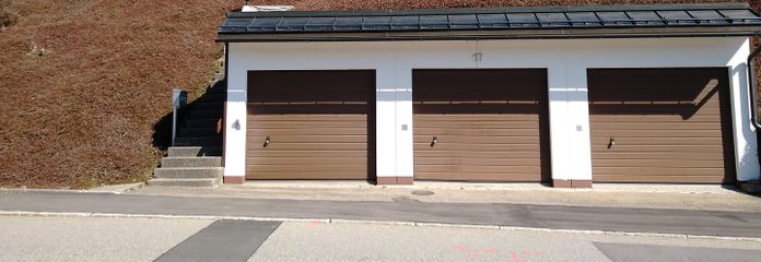 Vielseitig nutzbares Zweifamilienhaus mit unverbaubarer Aussicht – Blick von der Straße