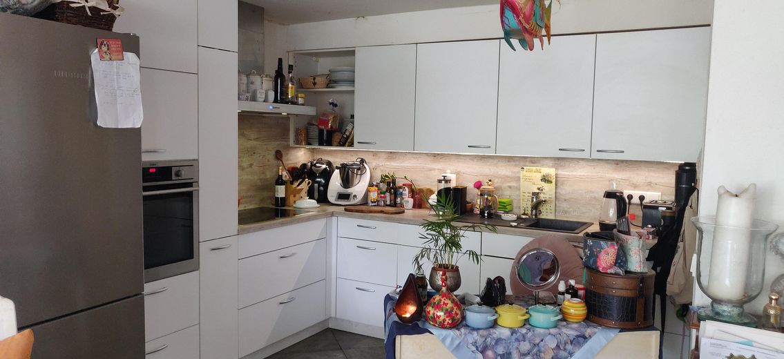 Precioso apartamento de 2 habitaciones con patio-jardín propio en la casa aterrazada de Hannover – Küche