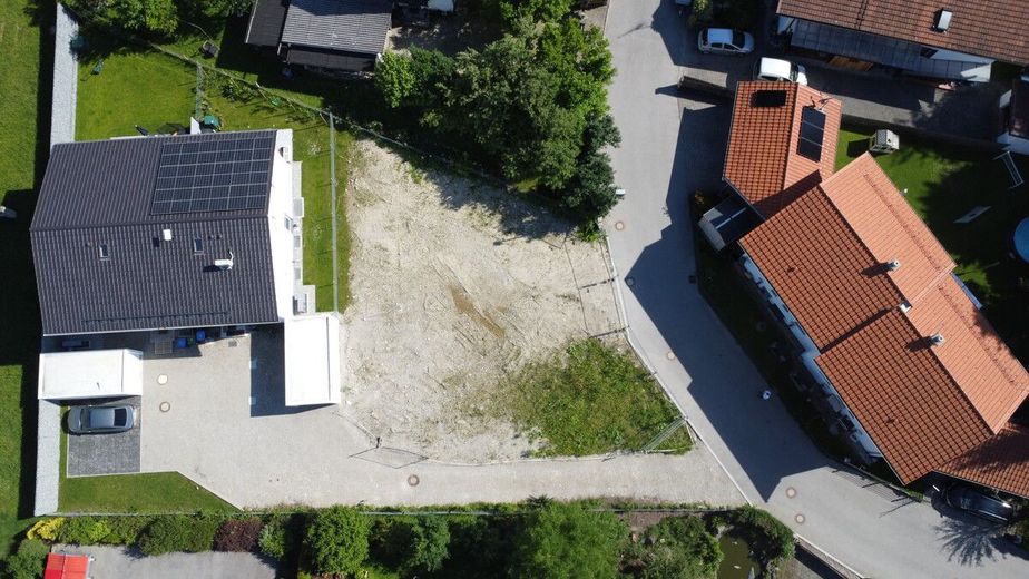 Baugrundstück mit bereits erbrachten Bauleistungen für den Bau einer Doppelhaushälfte – Grundstücksansicht