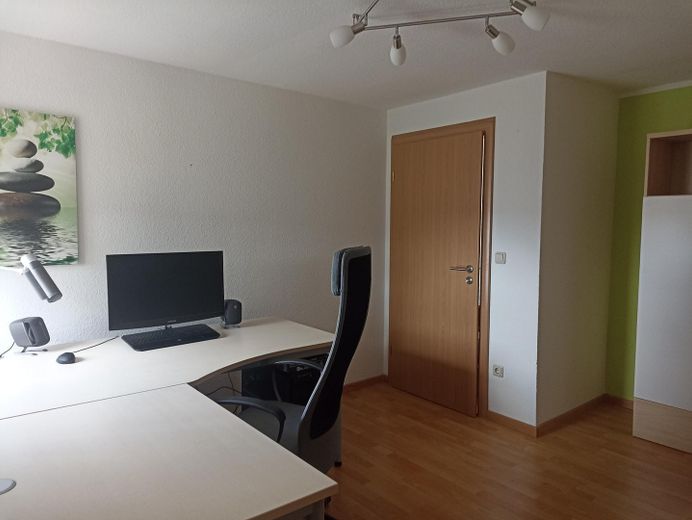 Ruhige 3-Zimmer DG-Wohnung – Büro/Kinderzimmer