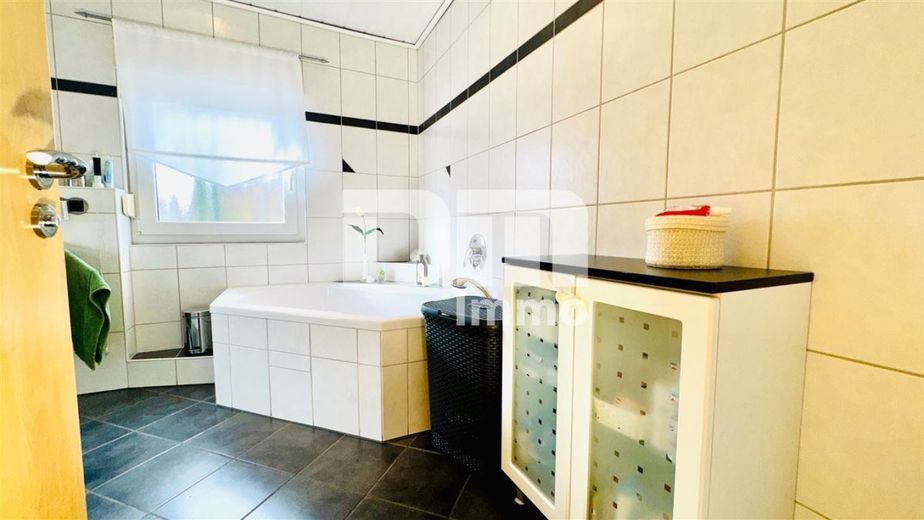 (R)eserviert!Ein- bis Zweifamilienhaus mit 2 Terrassen und Garage – OG Bad / Wanne / Dusche ebenerdig / Handtuchwärmer