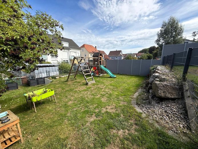 Neuwertige Doppelhaushälfte in schöner Lage – unterer Garten