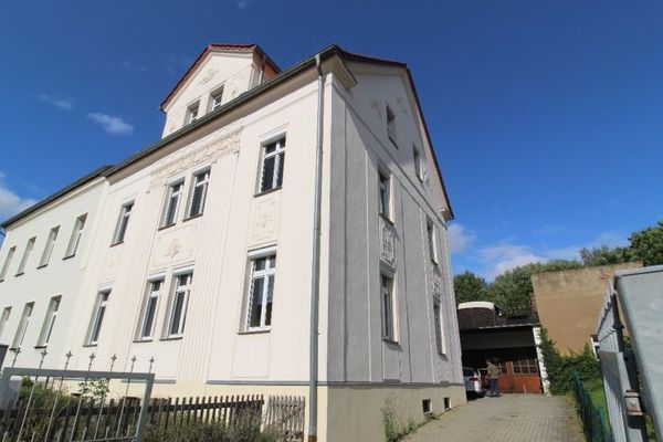 3 freie Wohnungen im Vorderhaus und 2 Wohnungen im Hinterhaus