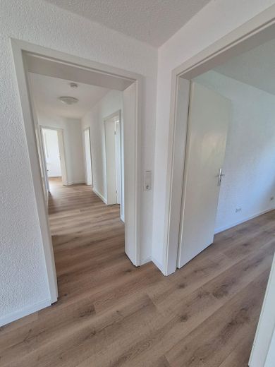 Frisch renovierte 5-Zi.-DG-Wohnung | Balkon | EBK | 85 m² | Schwäbische Alb | provisionsfrei – Flur
