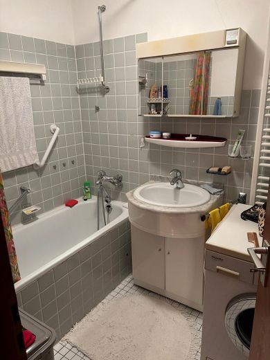 3,5-Zimmer Eigentumswohnung in Wuppertal-Elberfeld mit Ausblick über die Stadt – Bad