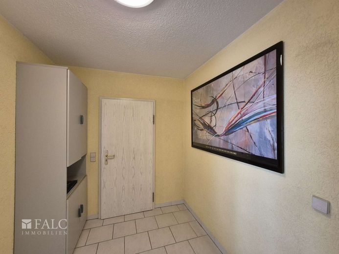 Möblierte 4-Raum-Wohnung min. für 12 Monate mit Garten - FALC Immobilien – Flur