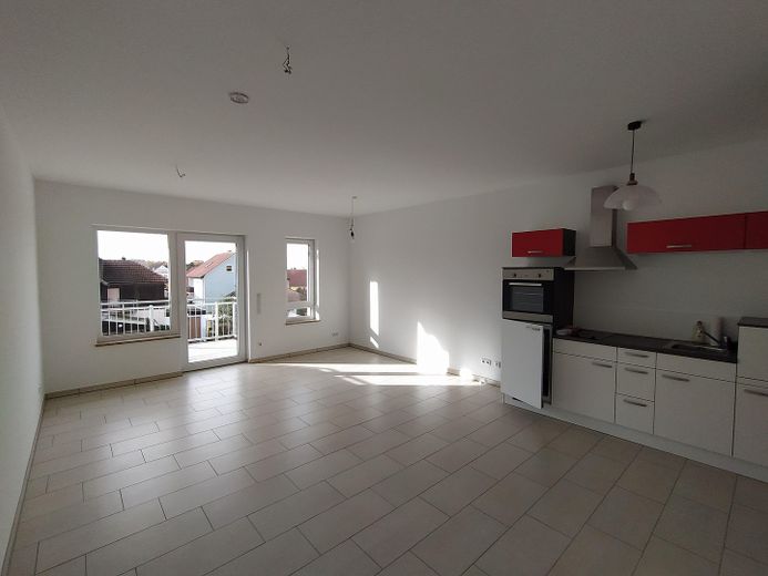 Wohnen wo andere Urlaub machen - Attraktive 1-Zimmer-Wohnung mit Balkon und EBK in Muhr am See – Bereich Wohnen-Küche