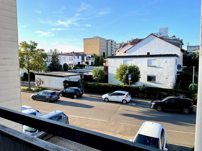 HELLE, MODERNISIERTE UND LICHTDURCHFLUTETE 3-ZIMMER-WOHNUNG MIT SÜDBALKON IN BÖBLINGEN-DAGERSHEIM – Sicht aus Küchenfenster