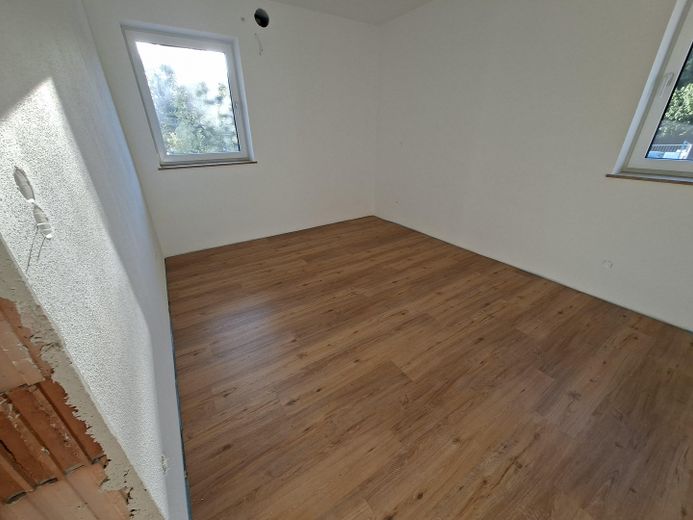 Maisonette Wohnung 71m² + 65m² Souterrain eigene Haustüre Erstbezug 2199€ warm inkl. Küche, Carport – Photo 14
