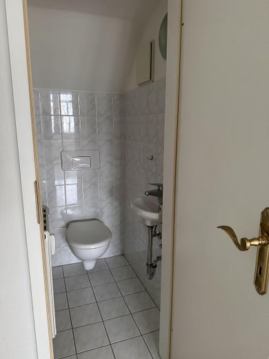 Schöne, zentral gelegene und helle DG-Wohnung – फोटो 6