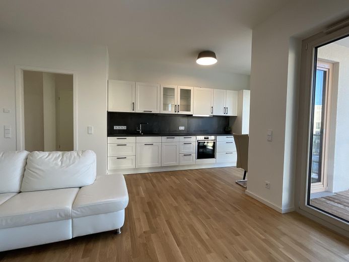 Wohnzimmer mit offener Küche
