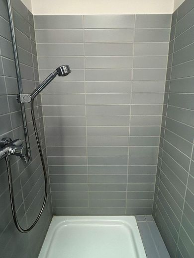 Penthouse exclusif dans le quartier belge – Un logement meublé avec style, calme et lumière – Gäste-WC mit Dusche