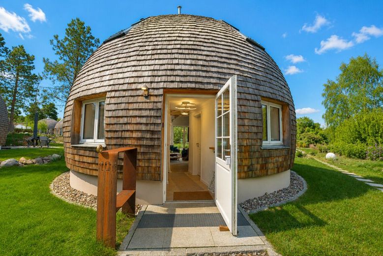 HORN IMMOBILIEN ++ Wustrow Kugelhaus am See - das "Kugellager" in hochwertiger ökologischer Bauweise – Hausansicht Sommer