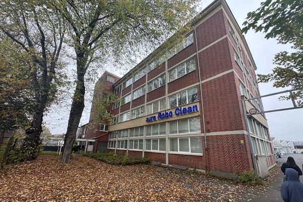 Uffici/superfici di magazzino 2.100 m²/divisibili a partire da 450 m², acquisto con riscatto, successiva opzione di acquisto, circa 50 posti auto, posizione eccellente