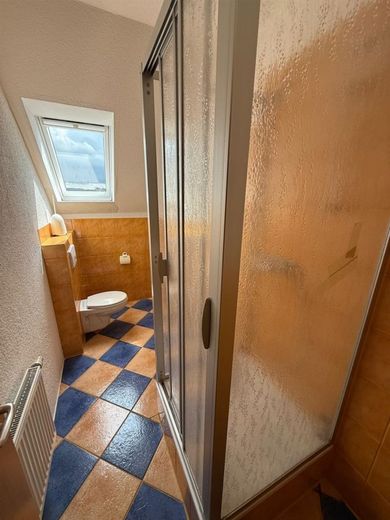 Großzügiges 8-Zimmer EFH mit wunderschönem Garten, Kamin und Einliegerwohnung – Bad 1 Hauptwohnung
