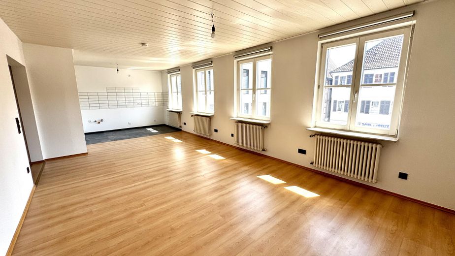 Erstbezug nach Sanierung | Helle 3,5-Zimmer-Wohnung in bester Innenstadtlage – Wohn-/ Küchenbereich