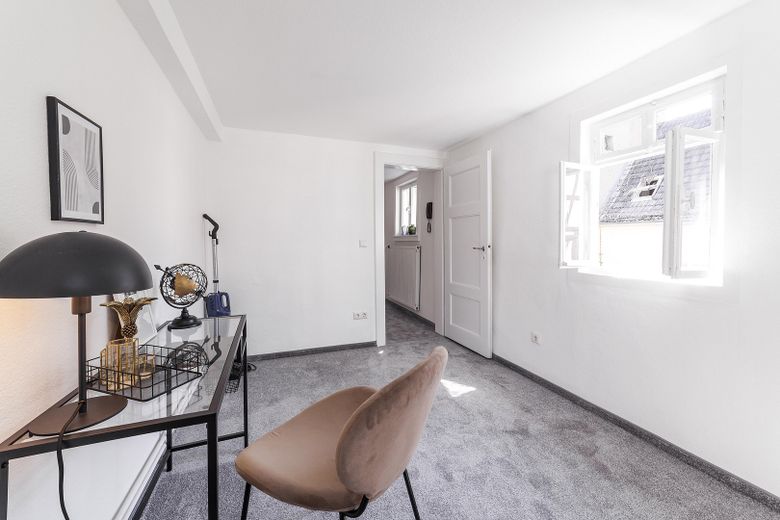 Traumhaftes Fachwerkhaus mit großem Grundstück und Terrasse – Arbeitszimmer