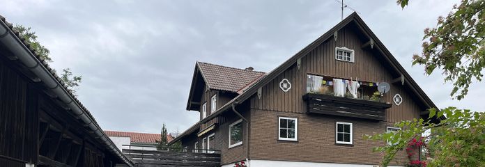 VIELSEITIGES MEHRFAMILIENHAUS MIT  GEWERBEMÖGLICHKEIT UND  AUSBAUPOTENZIAL – Ansicht Westen