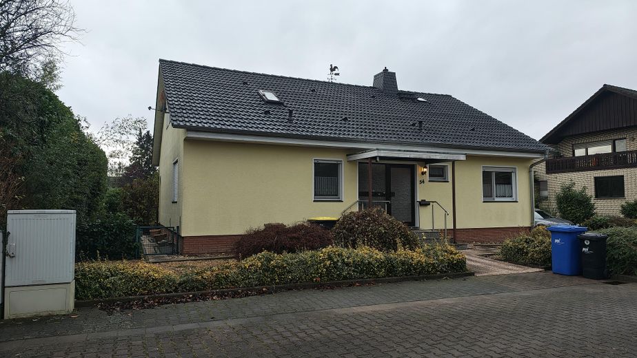 Freistehendes Einfamilienhaus mit Garage und Garten – sofort bezugsfrei in Trebur-Geinsheim – Hausansicht