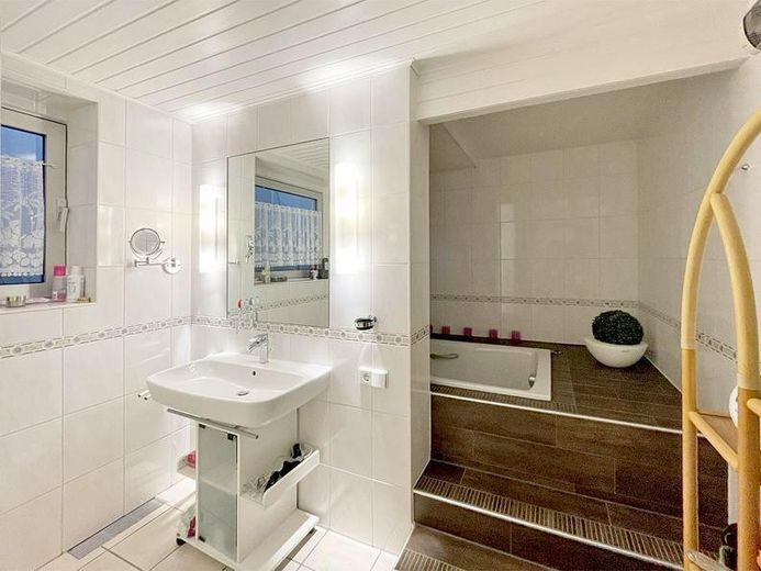 Provisionsfrei! Hochwertiges ruhiges Einfamilienhaus mit Wellnessoase und PV-Anlage – UG Tagesbad mit Dusche & Wanne