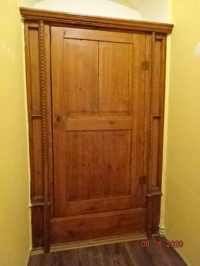 3 Zimmer mit anliegender überdachter Terrasse in der historischen Altstadt – Einbauschrank im Vorratsraum