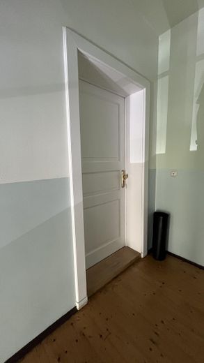 Appartement rénové dans un immeuble ancien avec balcon – calme et central à Gohlis – Wohnungseingangstür