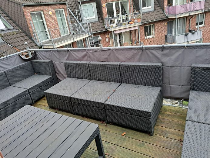 Moderne 2-Zimmer-DG-Wohnung mit Wohnküche und Balkon – Balkon