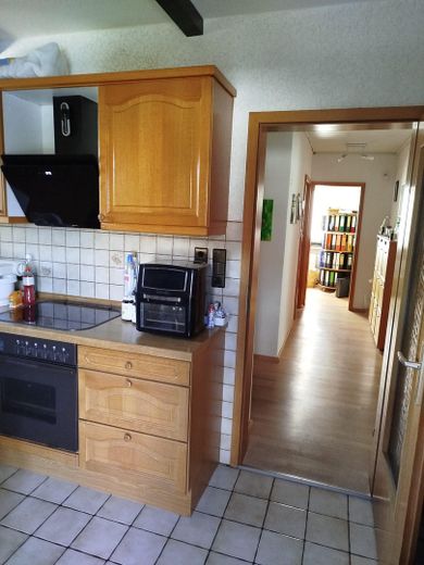 Casa unifamiliare ben tenuta con edificio accessorio e piscina riscaldabile – Küche und Flur Erdgeschoss