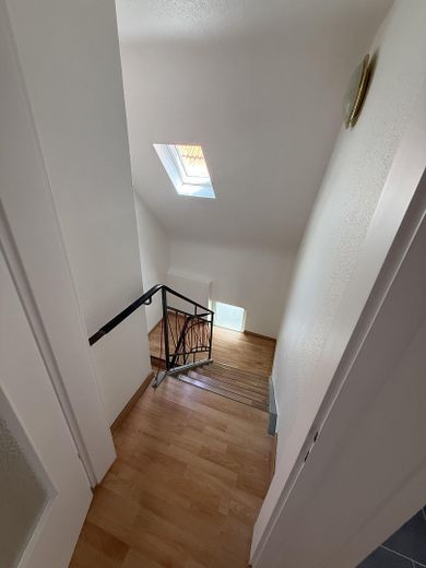 11 Zimmer auf drei Etagen – Haus in St. Johann-Würtingen, 2014 kernsaniert – Treppenhaus