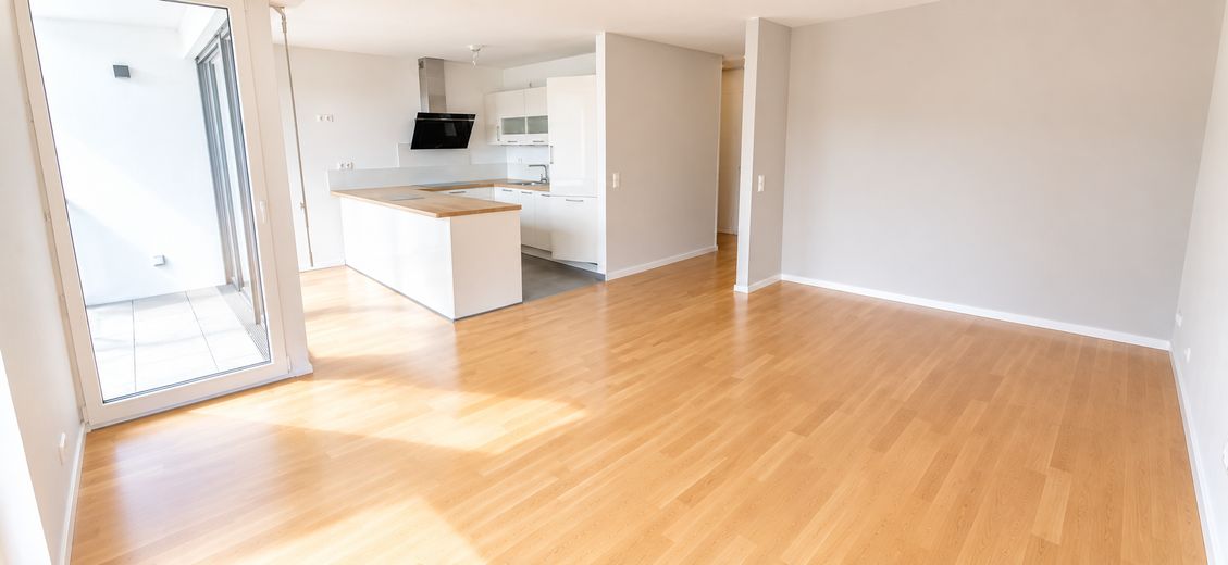 Luminoso piso de obra nueva de 97 m² (2019) en Lichtenberg: 3 habitaciones, 2 balcones, ascensor, sin comisión y disponible para entrar a vivir – Wohn-/Essbereich