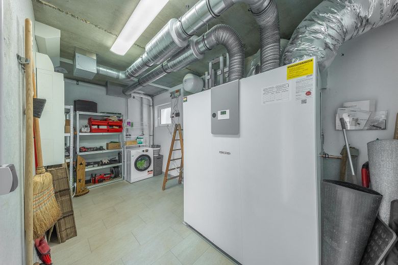 Neuwertiges KfW-55-Einfamilienhaus mit Wintergarten, Weitblick und großem Garten – provisionsfrei – Hauswirtschaft / Heizung UG
