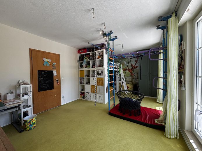 ¡De particular, sin agencia inmobiliaria! Casa adosada intermedia ideal para familias, en una ubicación perfecta y con instalación solar – Kinderzimmer 2