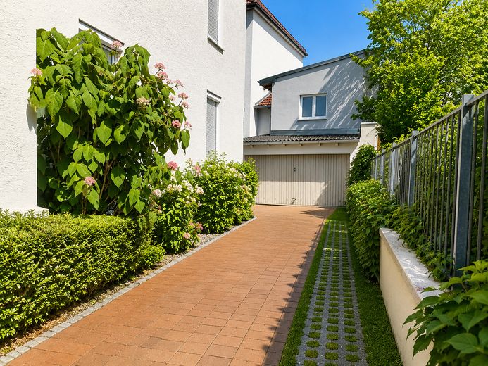 Kamienica w stylu secesyjnym w monachijskiej dzielnicy Westend: gotowa do zamieszkania i położona od strony spokojnego wewnętrznego dziedzińca – Einfahrt