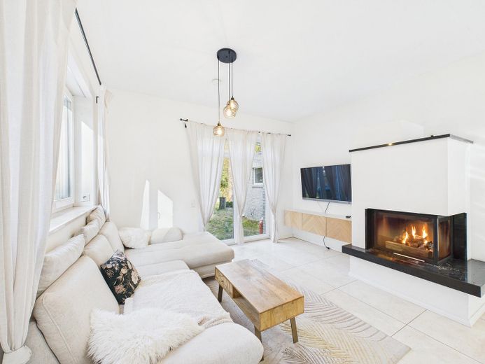 Charmante und energieeffiziente Architektenvilla mit hochwertiger Ausstattung – Wohnbereich im Kamin