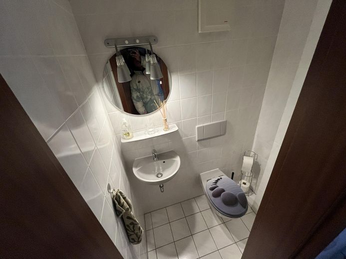 Zentral, gepflegte 3,5 Zimmerwohnung mit Balkon + Tiefgarage – Toilette