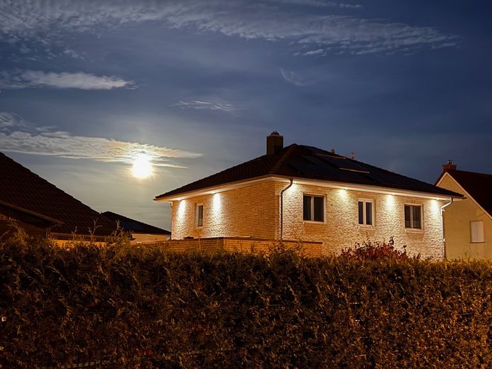 Provisionsfrei: Exklusive Stadtvilla (161 m²) mit PV-Anlage, Pool, Doppelgarage in Großbeeren – Abendimpressionen