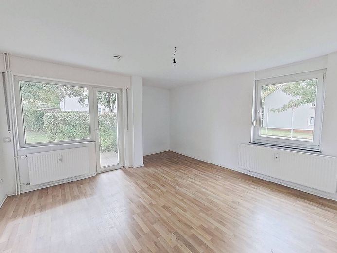 Helle 2-Zimmer-Whg. mit TERRASSE und Wannenbad – Ansicht I: Wohn- und Esszimmer