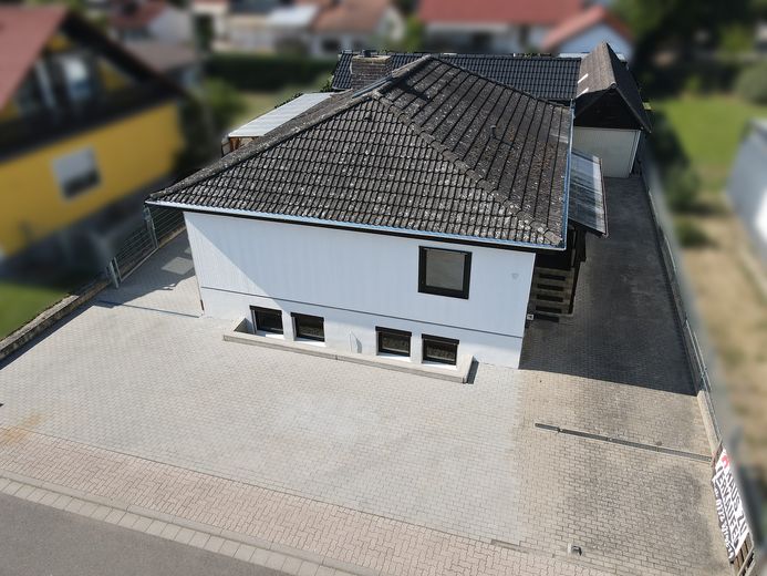 Einfamilienhaus mit kernsanierter Einliegerwohnung, Pool und Garage in Lustadt – Straßenansicht
