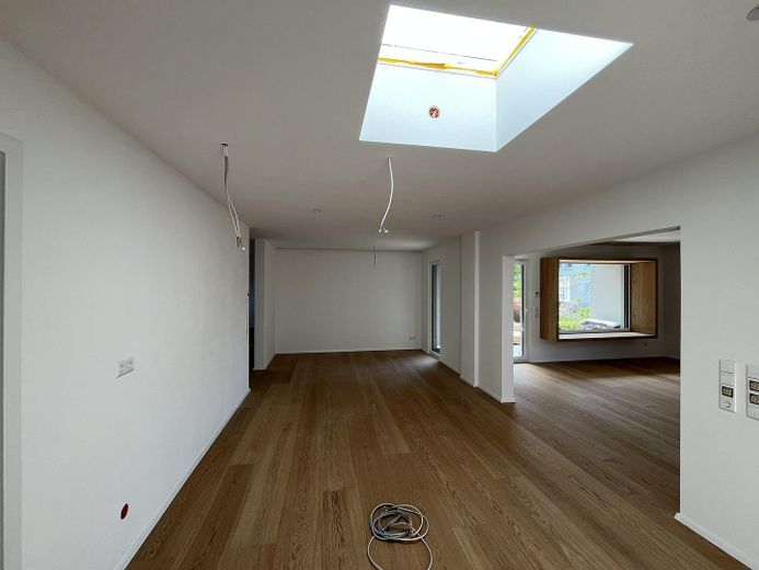 Kernsanierter Luxus (A+) mit 30m² Sonnen-Terrasse in Haslach – Küche & Ess mit Oberlicht
