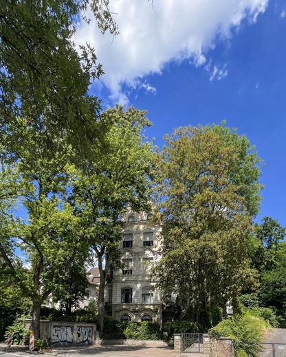 Home in the City, grüne Altbau-Oase in Wiesbaden! Kulturdenkmal-Villa, helle 2 Zi, 2 Balkone, 80 m² – Hausansicht