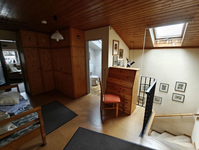 Maison mitoyenne bien entretenue en emplacement central – Flur OG 