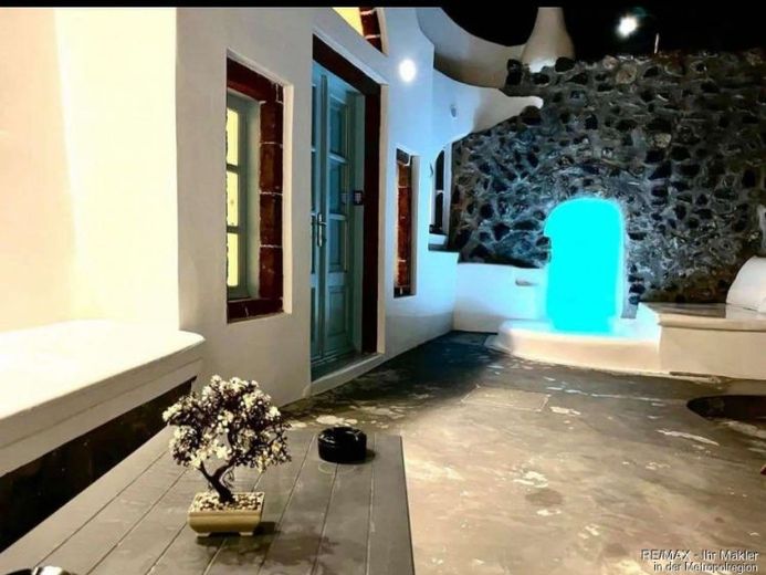 Traditionelles, renoviertes Höhlenhaus auf Santorini – Foto 1