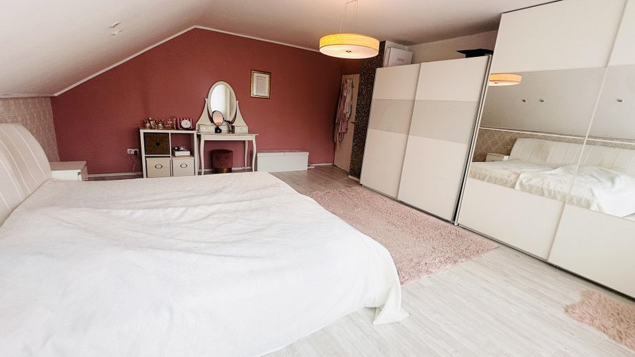 Casa unifamiliare modernizzata con 187 m² di superficie abitabile, 6 locali, garage e giardino, senza intermediario – Elternschalfzimmer